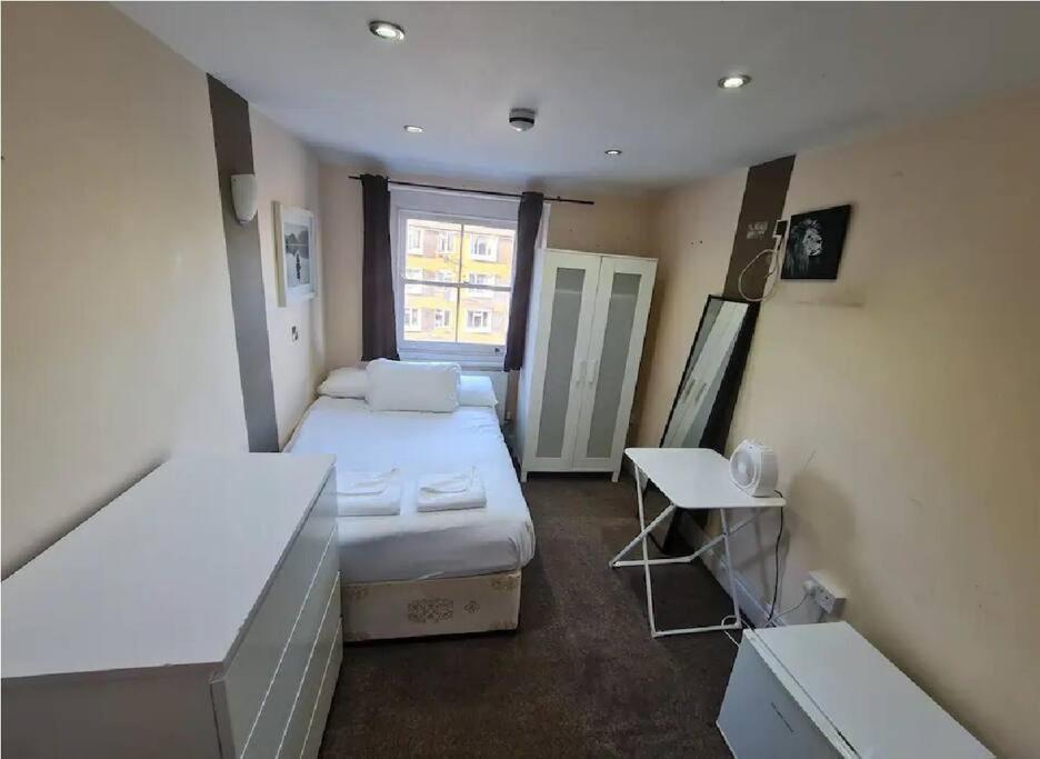 Lovely En-Suite Bedroom Лондон Екстер'єр фото